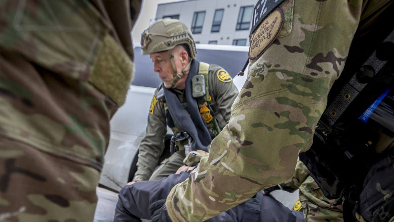 Il volto duro delle retate di Trump: Gregory Bovino, lo “sceriffo” con radici calabresi che divide l’America