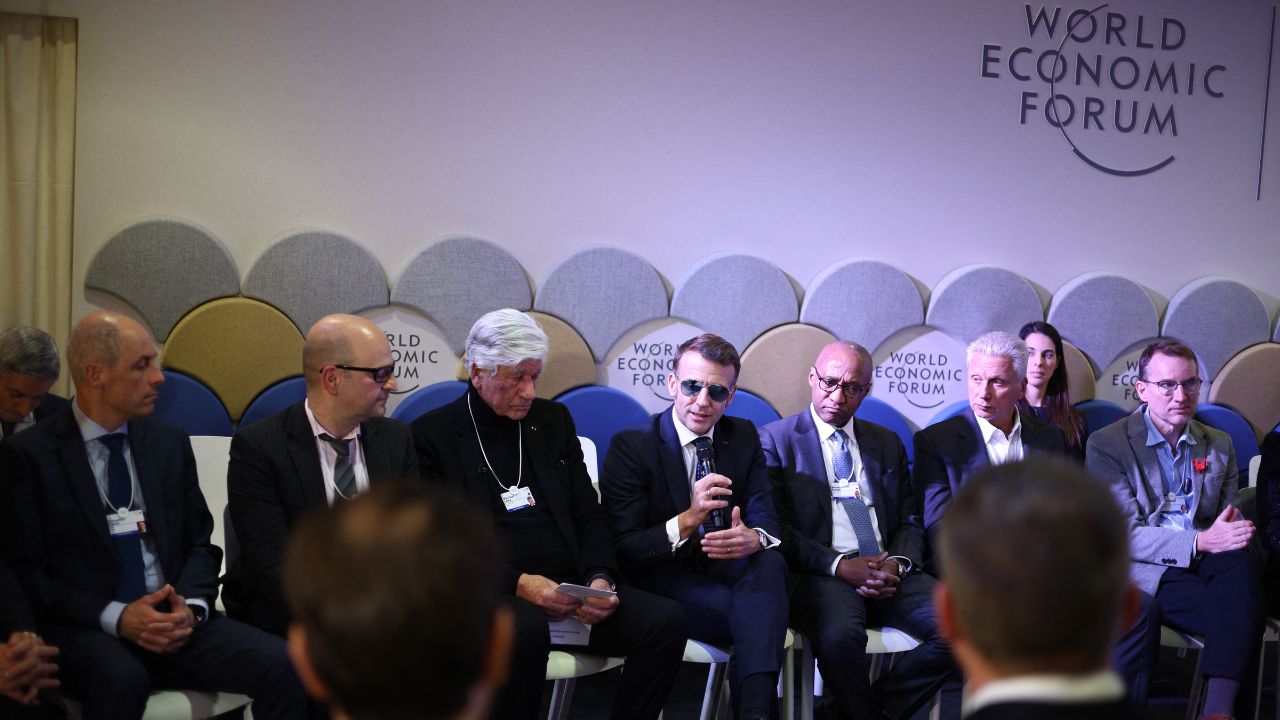 Davos, il forum che predica sobrietà e pratica l’eccesso: dietro i panel su clima e futuro, l’altra settimana fatta di lusso, escort, droga, festini e scandali