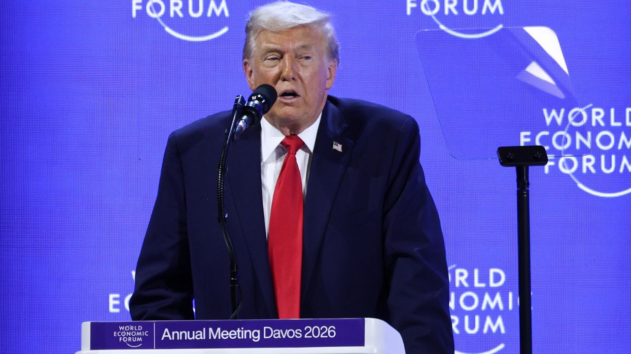 Le “ginocchiere di Trump” a Davos, l’affondo di Newsom e l’Europa nel mirino: “Se vi inginocchiate, vi divora.”