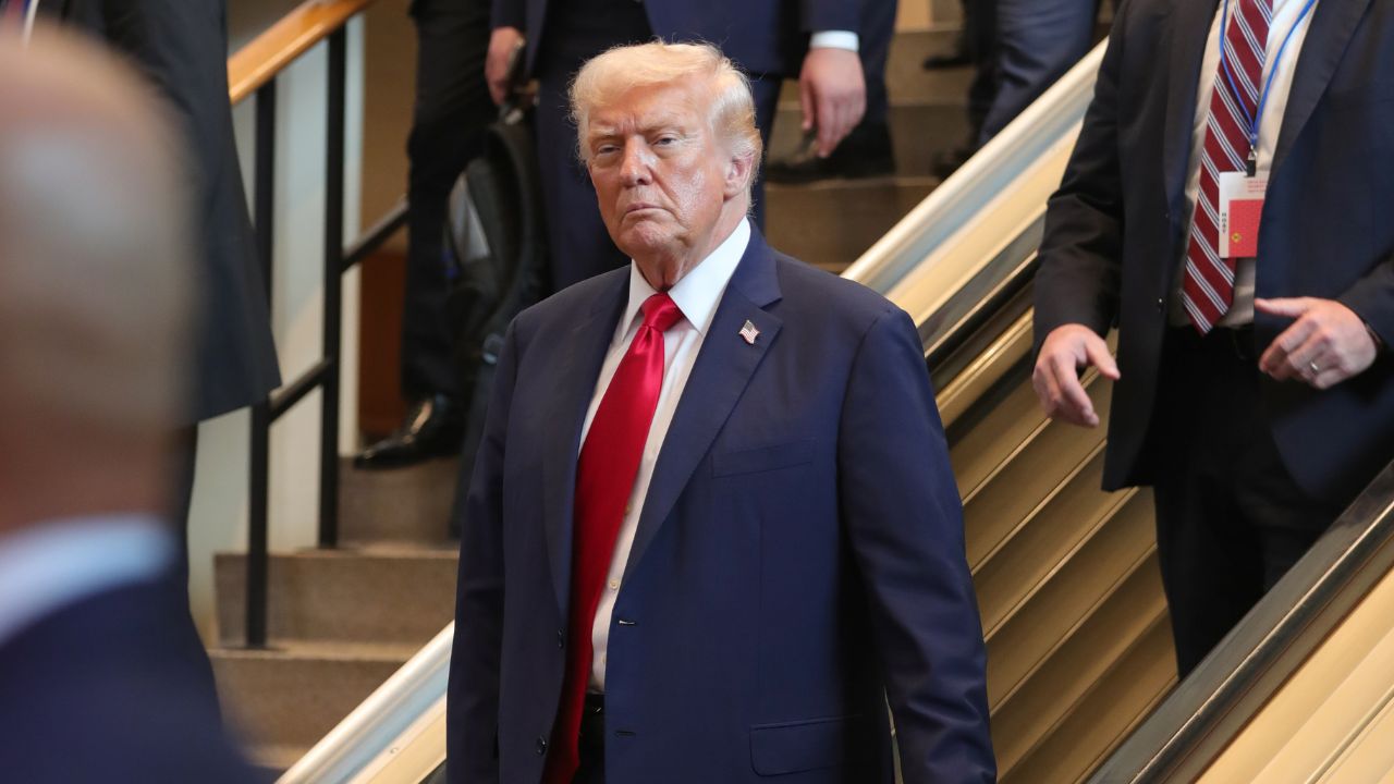 Trump sfida la Corte Suprema e tira dritto sui dazi: l’America entra in rotta di collisione