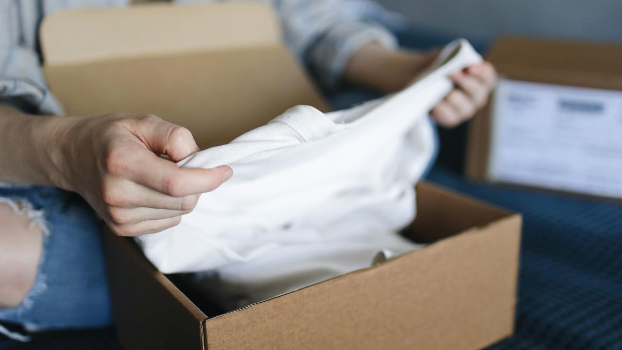 La tassa da due euro sui mini-pacchi extra Ue doveva fare cassa e frenare Temu e Shein: ora rischia di far perdere traffico e gettito all’Italia