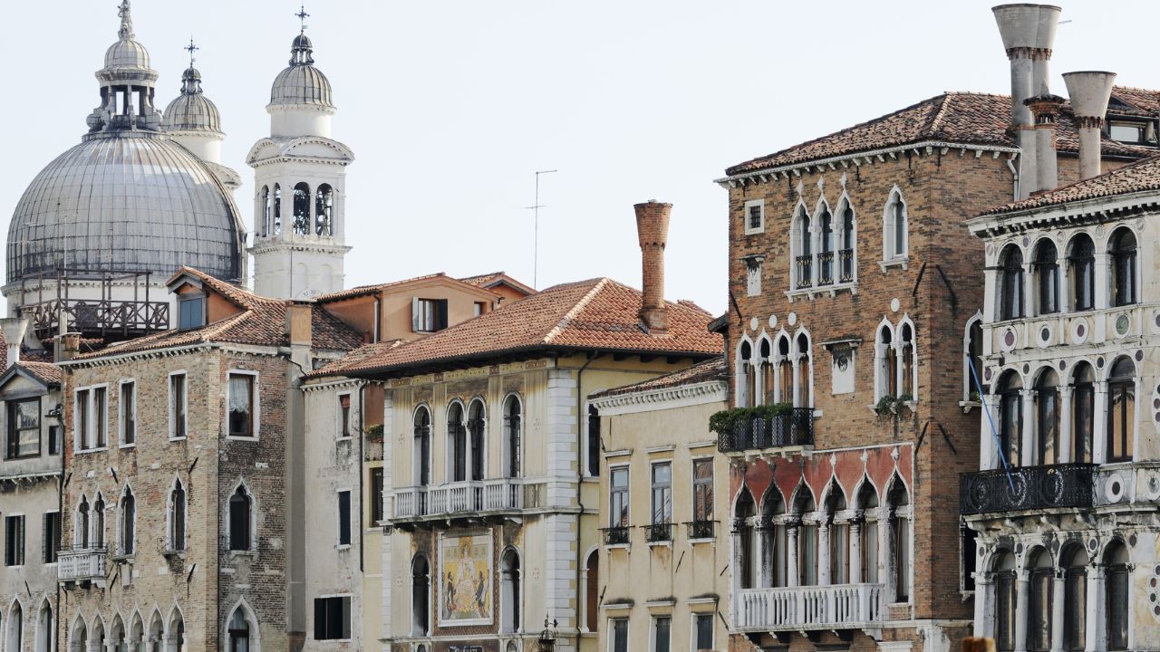 Astenersi superstiziosi: Ca’ Dario, il “palazzo maledetto” di Venezia torna in vendita a 20 milioni e riapre la saga di rovine, suicidi e fughe eccellenti