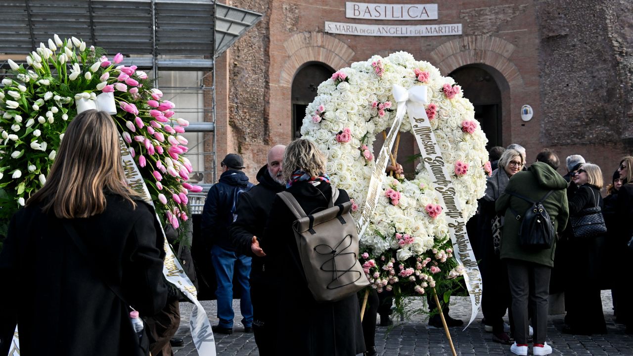 Roma saluta Valentino: oggi i funerali, attese star della moda e del cinema