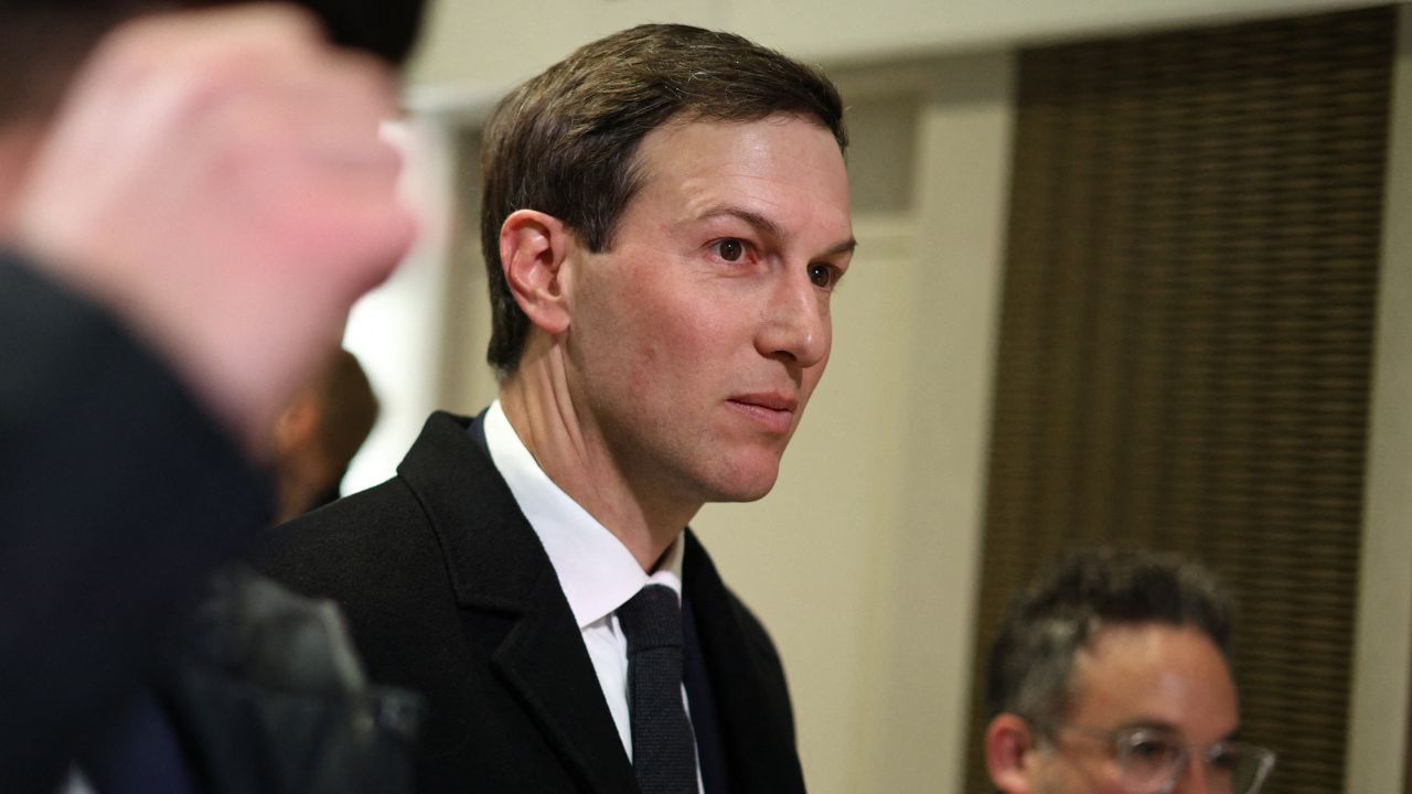 La “Nuova Gaza” di Jared Kushner debutta a Davos: slide scintillanti, grattacieli sul Mediterraneo e il nodo che nessun rendering risolve, il disarmo di Hamas