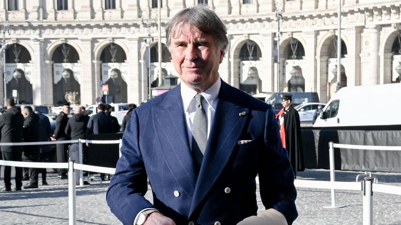 Cucinelli, lo sconto e l’aneddoto di troppo. Giammetti smentisce e la moda italiana scopre una frattura inattesa nel giorno dell’addio a Valentino