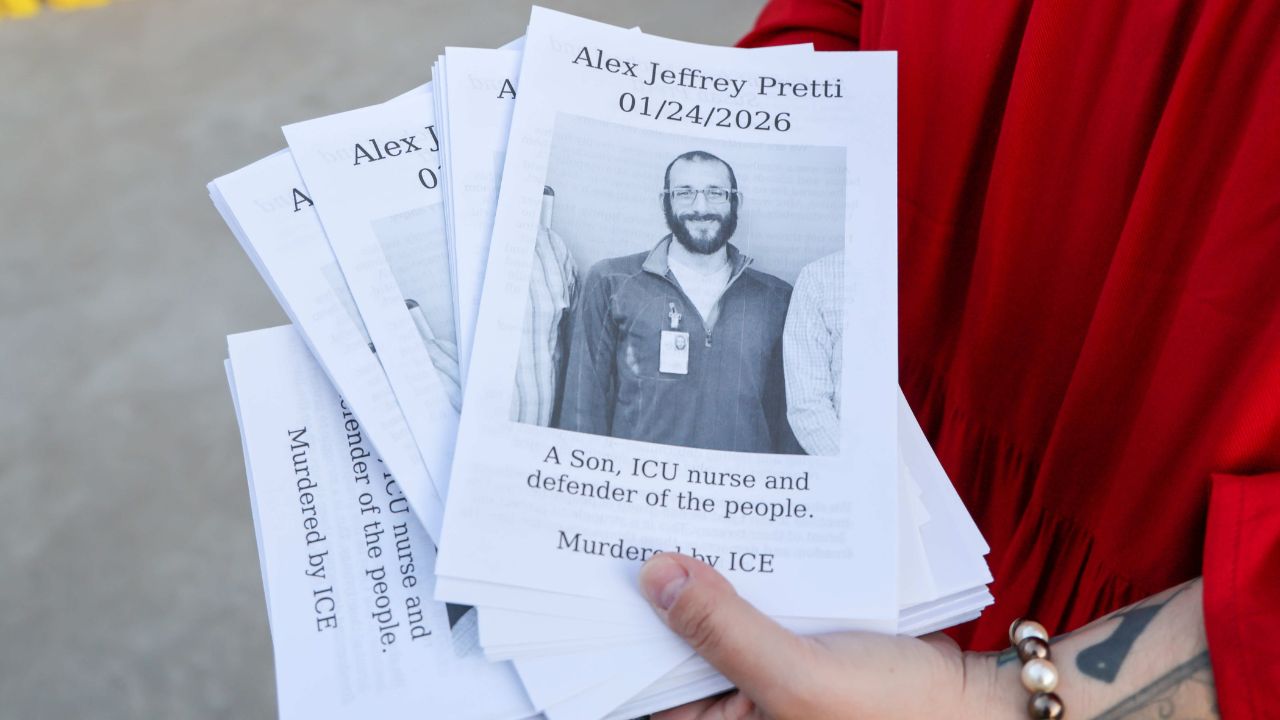 La “prova” contro Alex Pretti è falsa: la pistola mostrata dall’Ice è identica a quelle degli agenti e nei video il 37enne appare disarmato