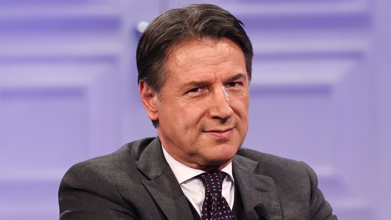 Giuseppe Conte operato: “Sto bene”. Ma non dice quando tornerà. E lo stop accende i riflettori sul futuro del Movimento 5 Stelle