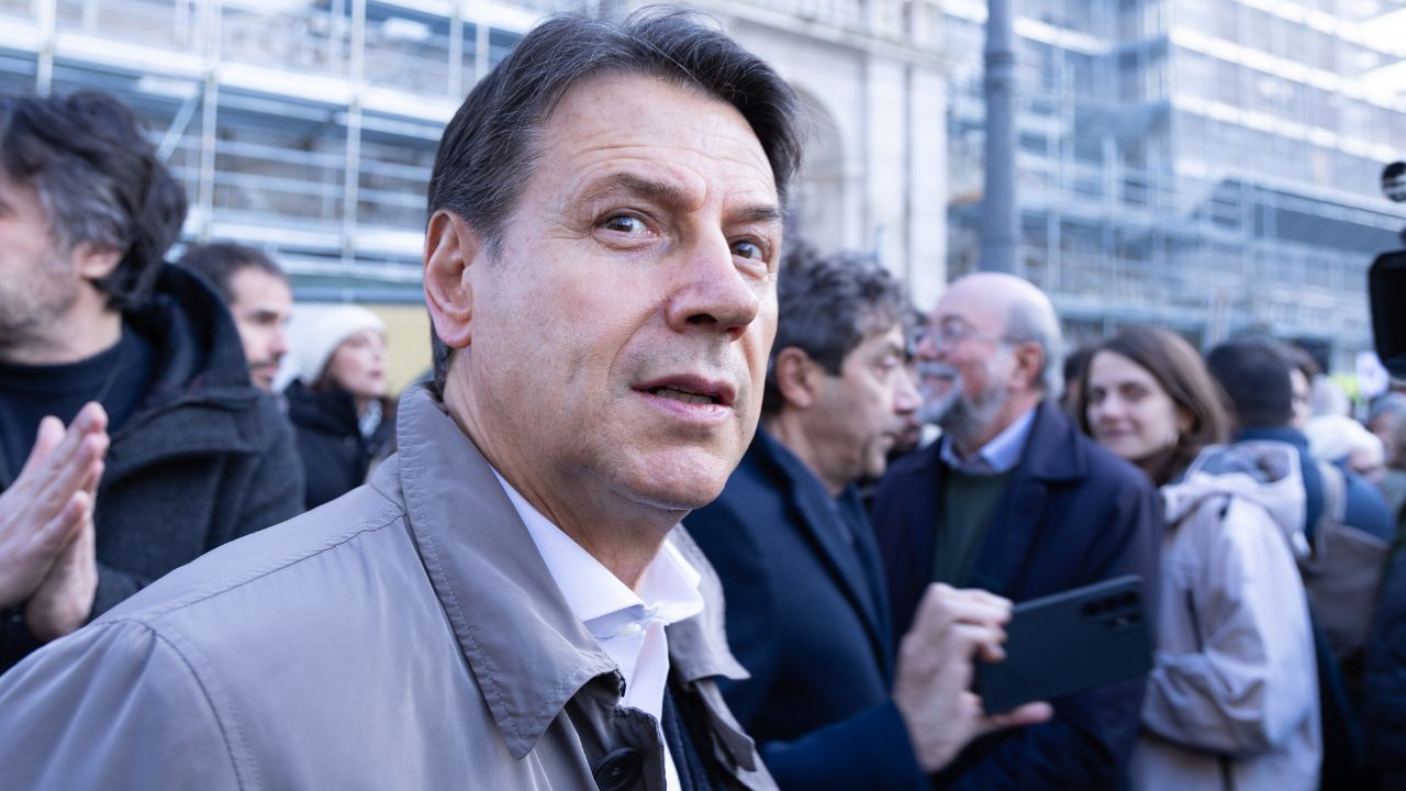 Giuseppe Conte non ne salta una, il campo largo lo corteggia e lui si lascia inseguire: tra riformisti e centristi, prova a riprendersi la scena