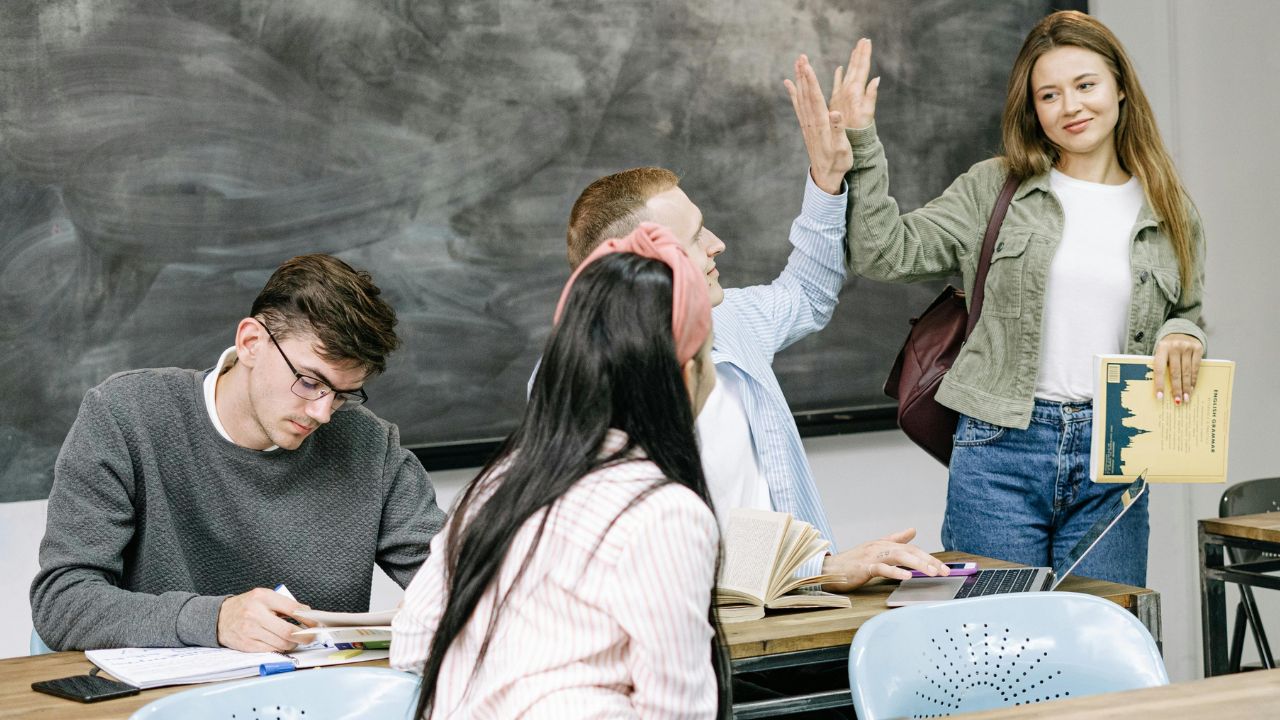 Il pinguino che esce dal percorso: un ritratto dei giovani nell’era degli algoritmi