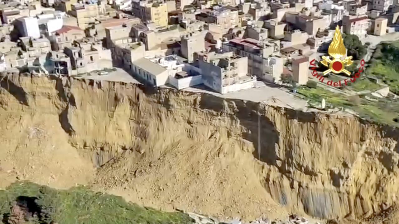 La premier Meloni in visita a Niscemi: “Quanto accaduto per la frana del 1997 non si ripeterà, il governo agirà in maniera celere”