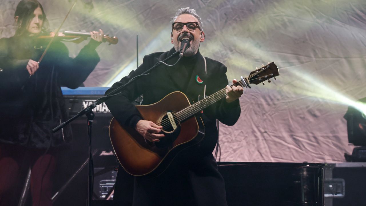 Sanremo, torna Brunori nella serata dei duetti: il cantautore calabrese di nuovo protagonista all’Ariston