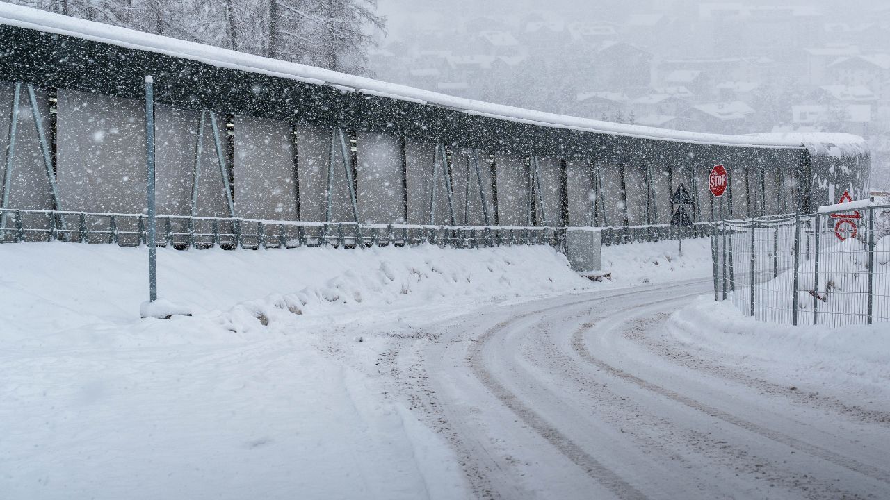 Biglietto “olimpico” o strada nella neve: un undicenne fatto scendere dal bus a -3 gradi, sei chilometri a piedi e un Paese che arrossisce