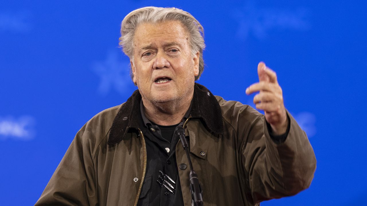 Steve Bannon, l’insulto come ideologia: quando il “fuck you” diventa il linguaggio della destra che disprezza l’Italia