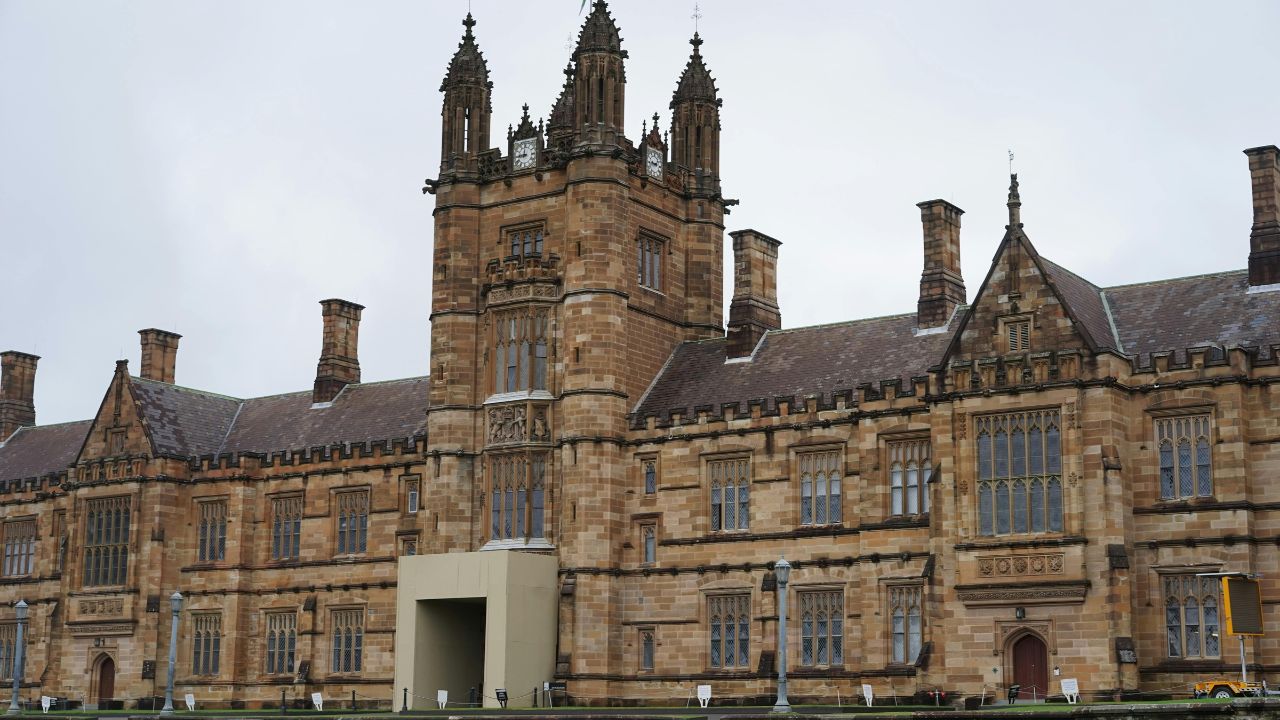 L’intelligenza artificiale rende obsolete le lingue straniere? L’università di Nottingham sospende i corsi e apre un dibattito che riguarda il futuro della formazione