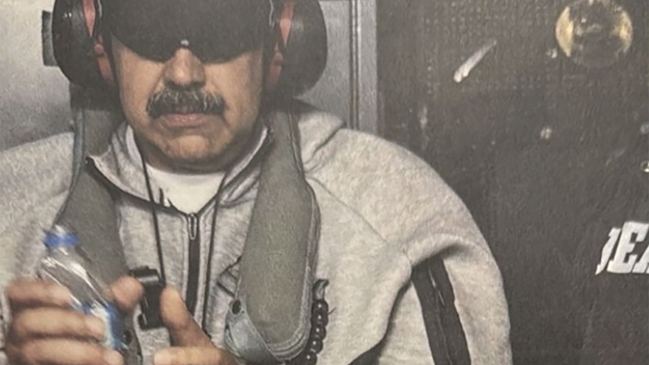 In America anche l’arresto di un dittatore diventa merchandising: la corsa alla felpa “Patriot Blue” e alla Nike Tech di Maduro tra post virali, preordini e meme