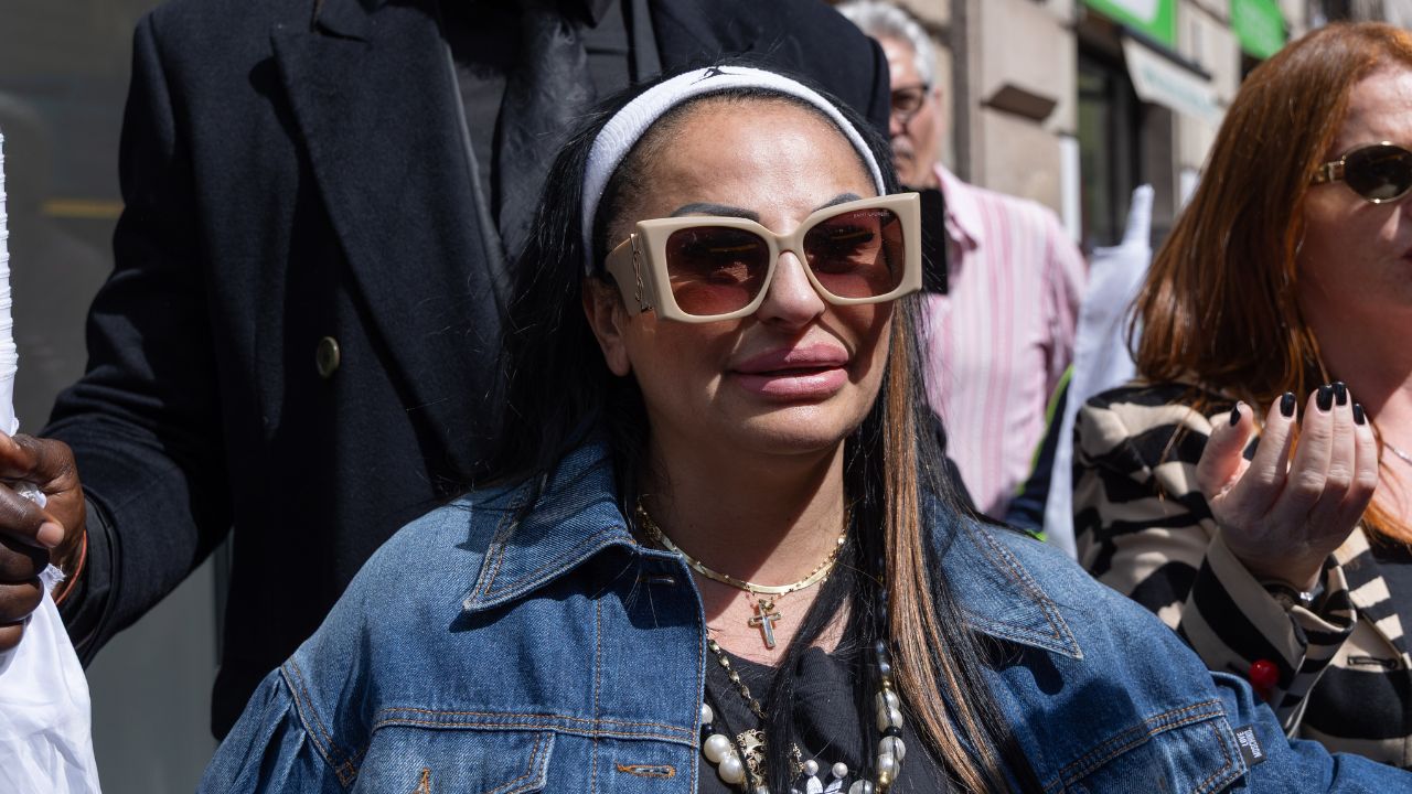 Rita De Crescenzo chiama, la folla risponde. Così una tiktoker supertrash muove migliaia di persone e mette in crisi un territorio