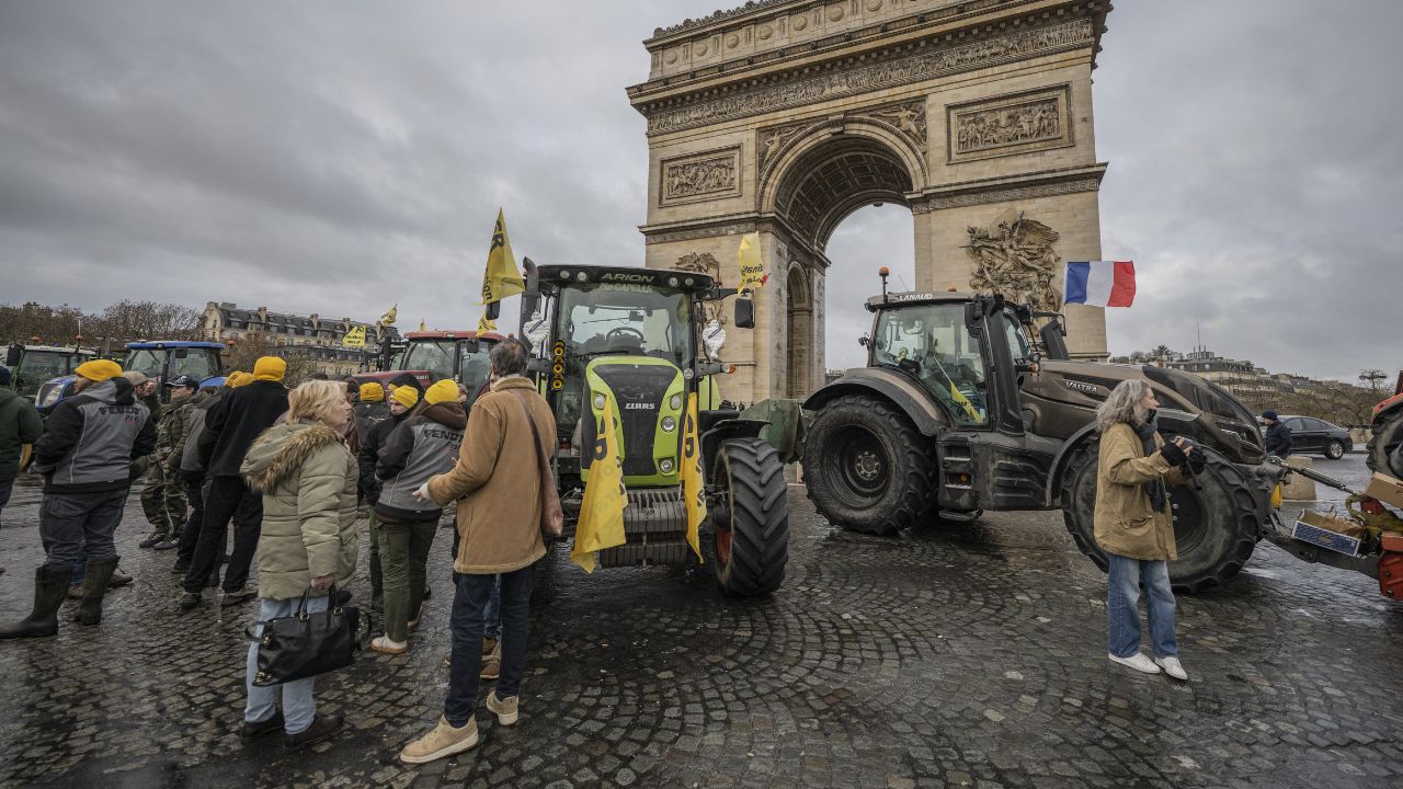 Proteste a Parigi: agricoltori contro l’accordo commerciale Mercosur