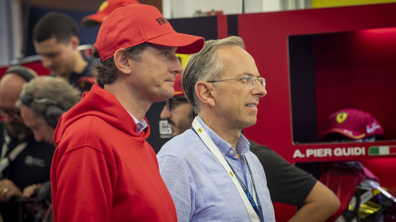 Elkann ha azzoppato anche il Cavallino: Ferrari delude in pista, affonda in Borsa e perde l’aura di intoccabile