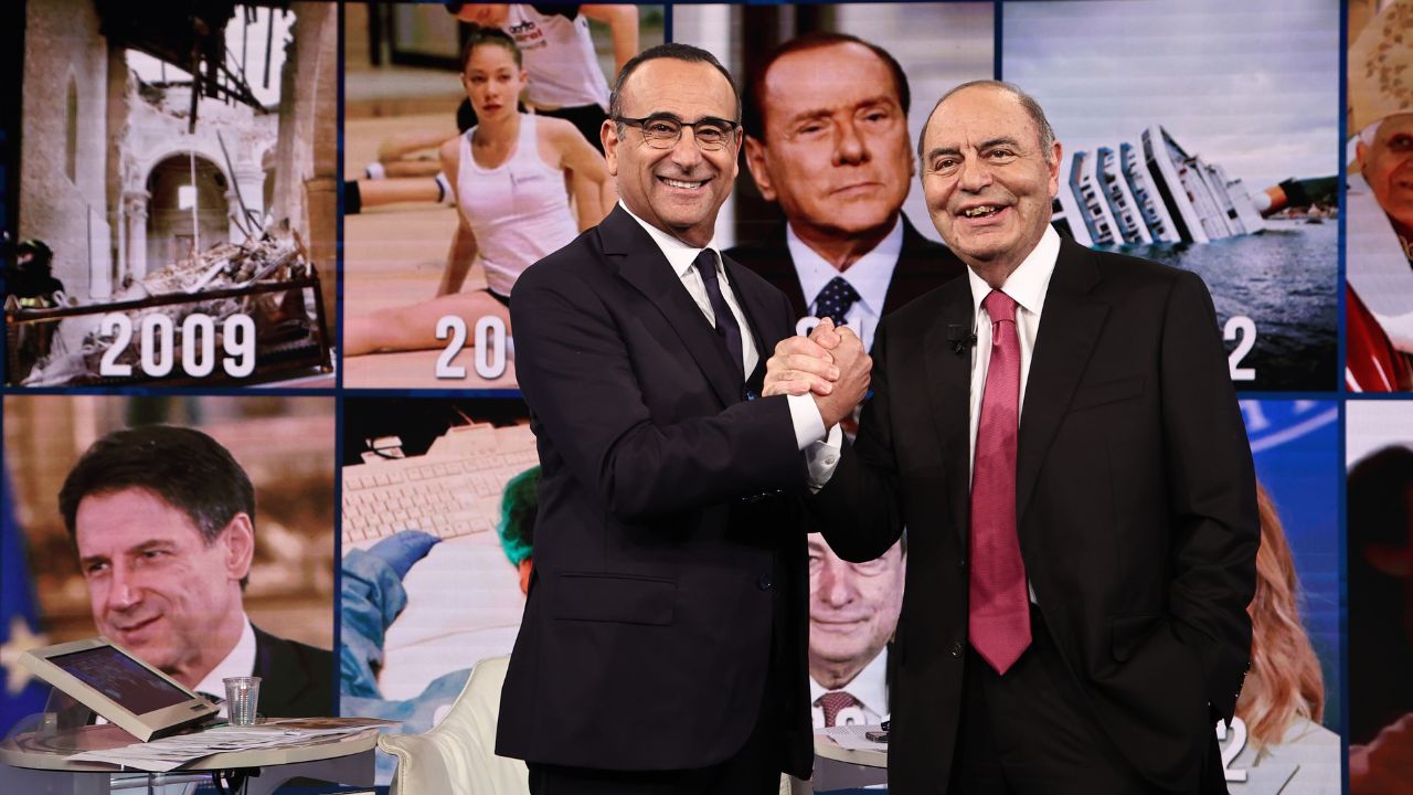 «Questo sarà il mio ultimo Sanremo»: Carlo Conti chiude il ciclo, saluta il Festival e affida il palco a Laura Pausini tra polemiche, misura e tempi “umani”