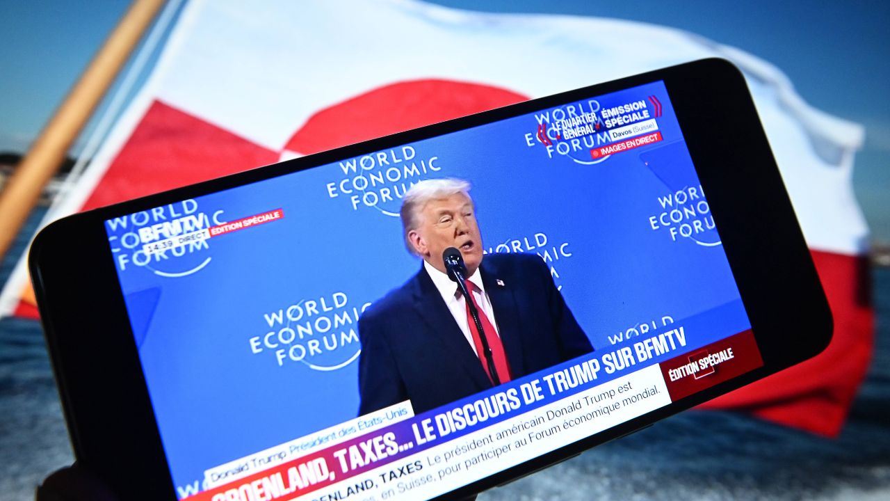 Trump è malato? Il livido sulla mano scatena sospetti e polemiche, ma il presidente risponde secco: «Ho sbattuto contro un tavolo, colpa anche dell’aspirina»