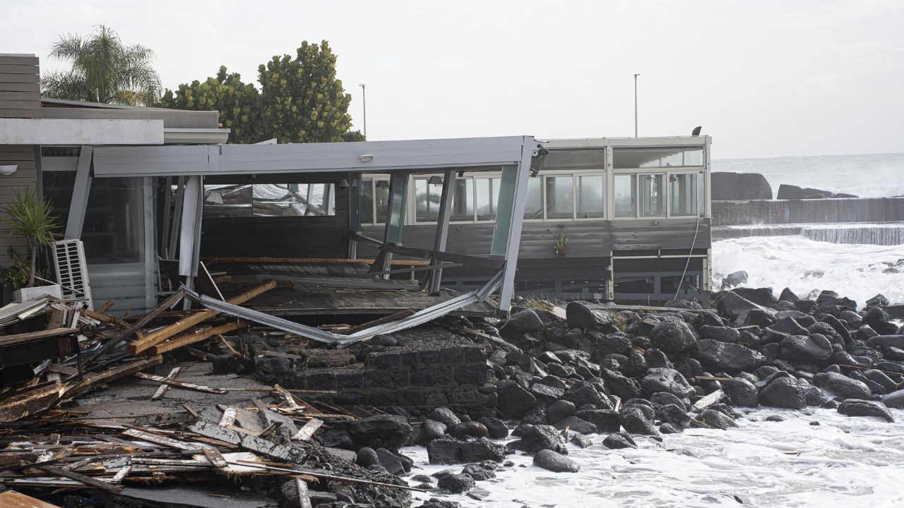 Maltempo al Sud, Meloni presiede vertice alla Protezione Civile: lunedì il Consiglio dei ministri per lo stato di emergenza