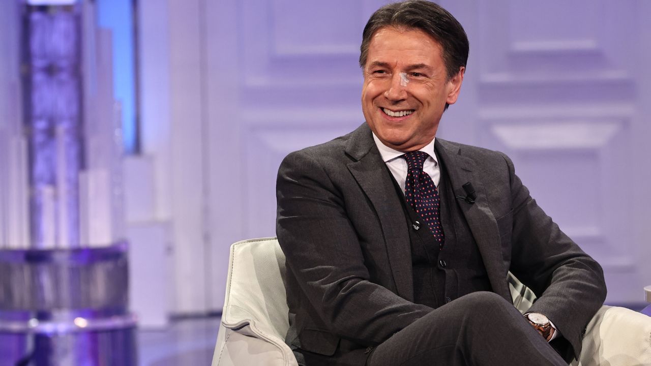 Conte e l’audio “rubato” a Porta a Porta: la battuta a Bruno Vespa resta in tv, ma sparisce dai social dei 5 Stelle