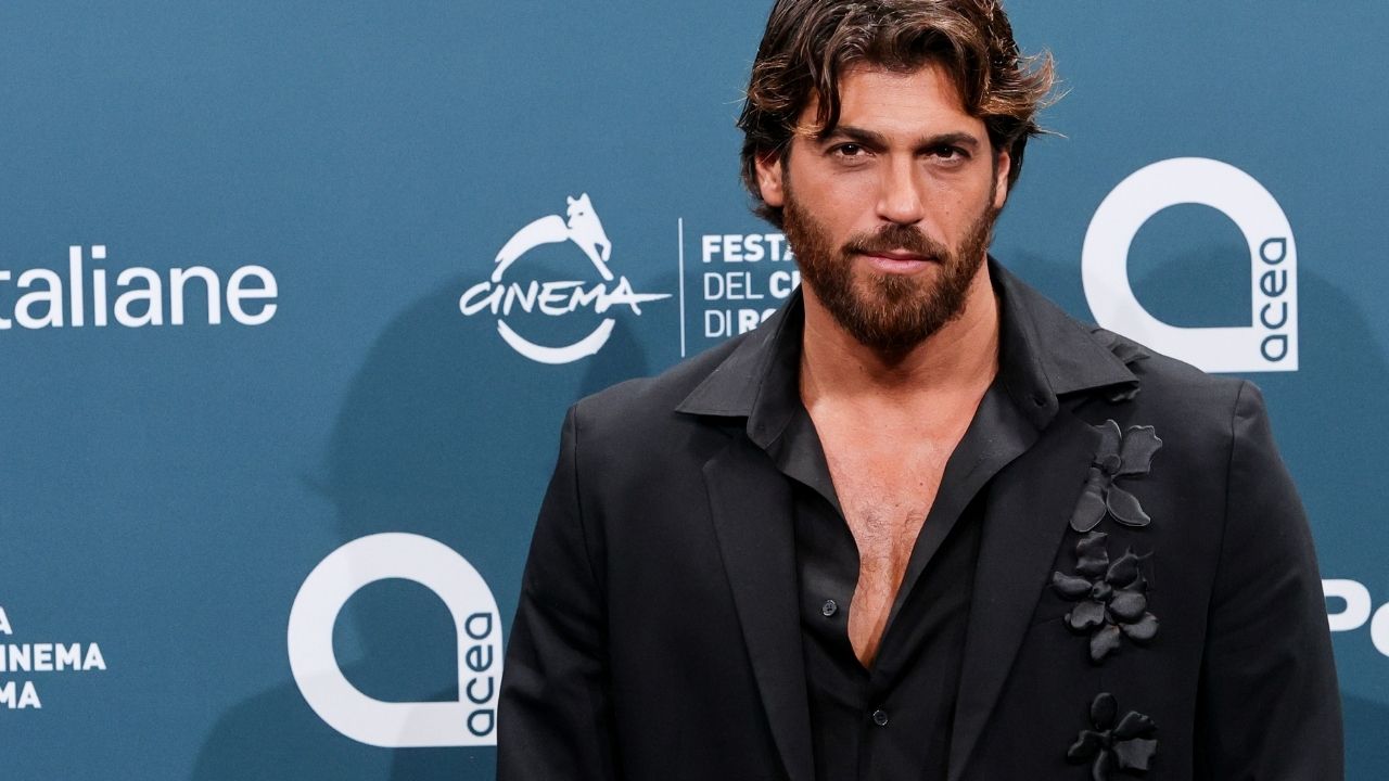 Can Yaman liberato dopo l’arresto per droga a Istanbul, ma la tv italiana lo manda comunque in onda: il “caso morale” di C’è posta per te non si spegne