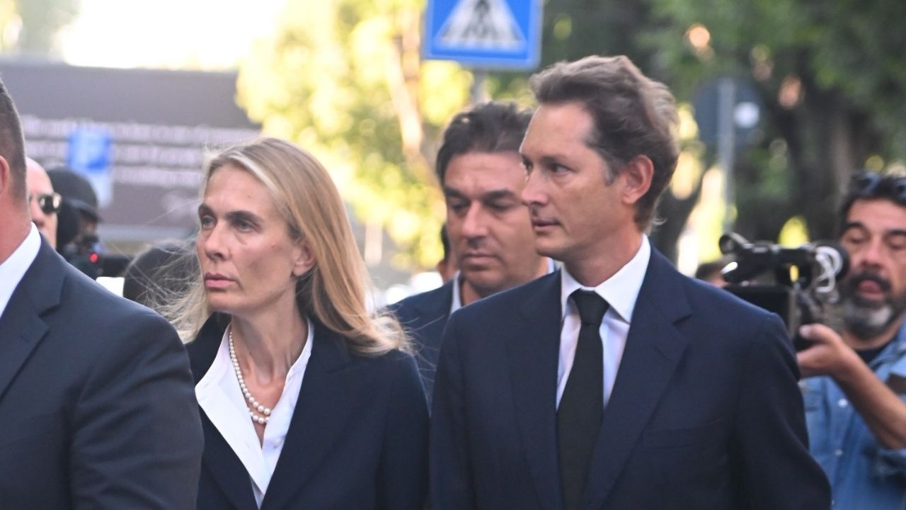 L’ultimo schiaffo di Elkann a Repubblica: entra dal retro, esce tra i fischi