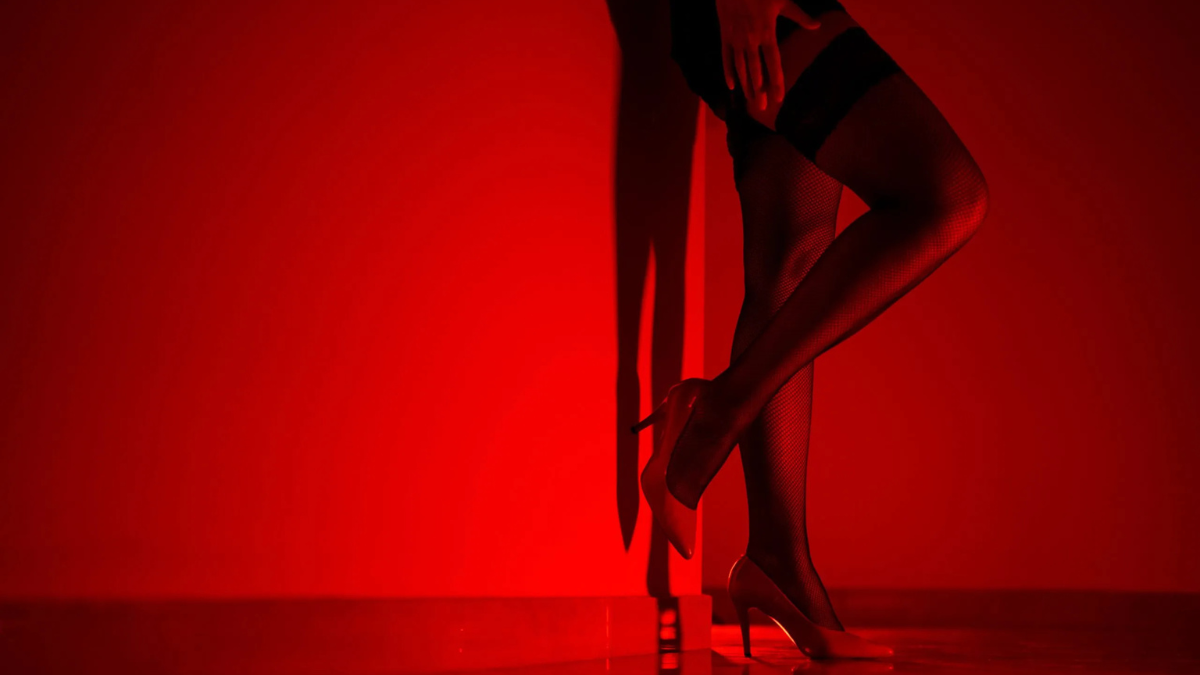 Davos, il forum che predica sobrietà e pratica l’eccesso: dietro i panel su clima e futuro, l’altra settimana fatta di lusso, escort, droga, festini e scandali