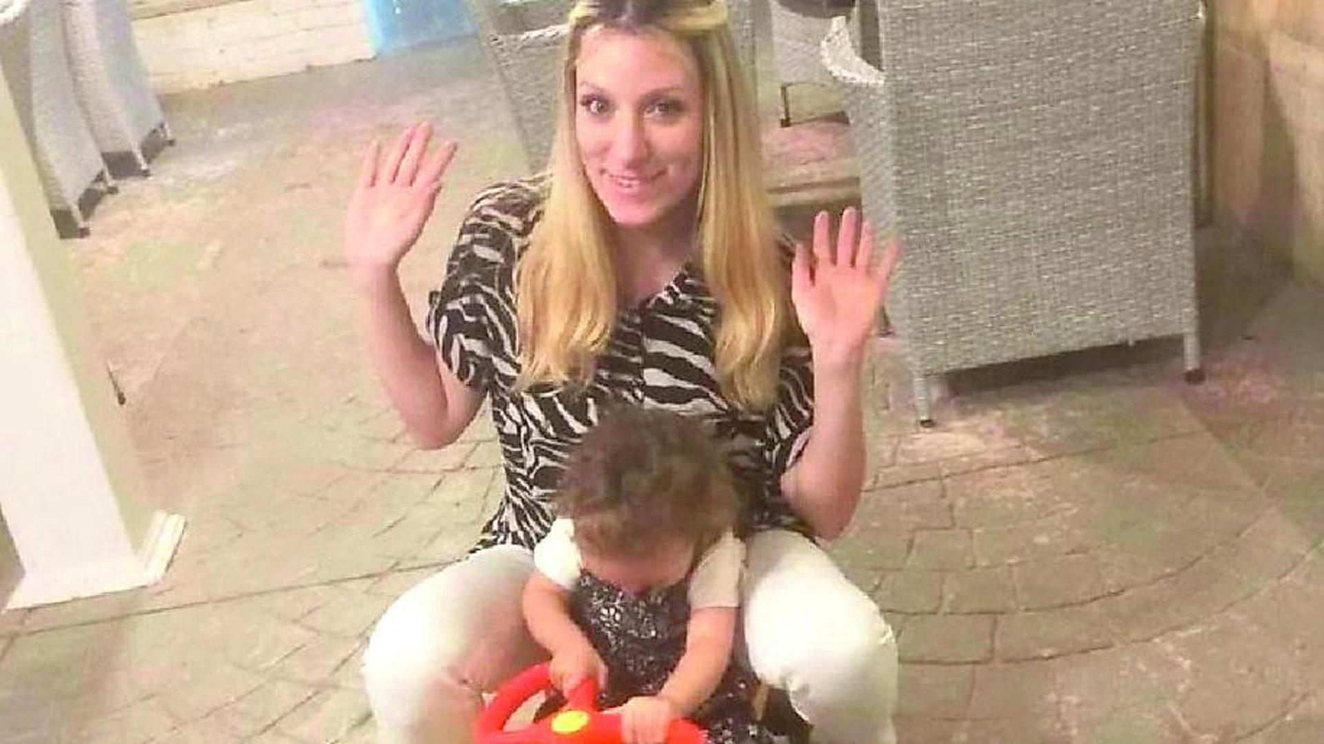 Nessy Guerra intrappolata in Egitto con la figlia: condannata per adulterio e ora rischia l’affidamento: il passaporto della bambina è bloccato