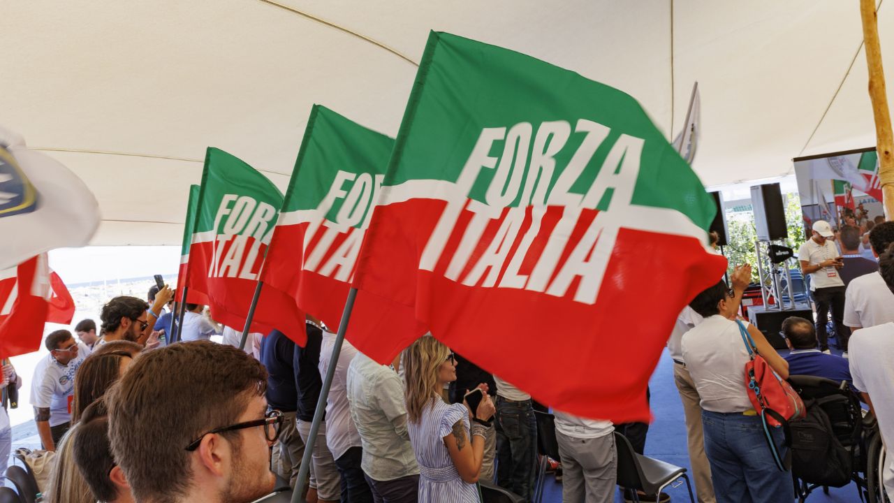 Forza Italia scarica i sovranisti e la guerra arriva a Mediaset: Marina Berlusconi alza il muro contro la linea Tajani-Meloni