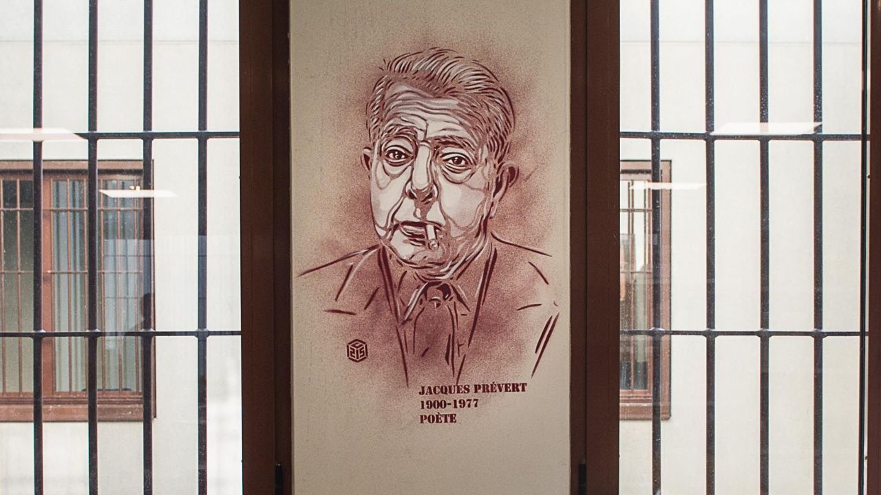 Alle porte di Parigi il 4 febbraio del 1900 nasceva Jacques Prévert