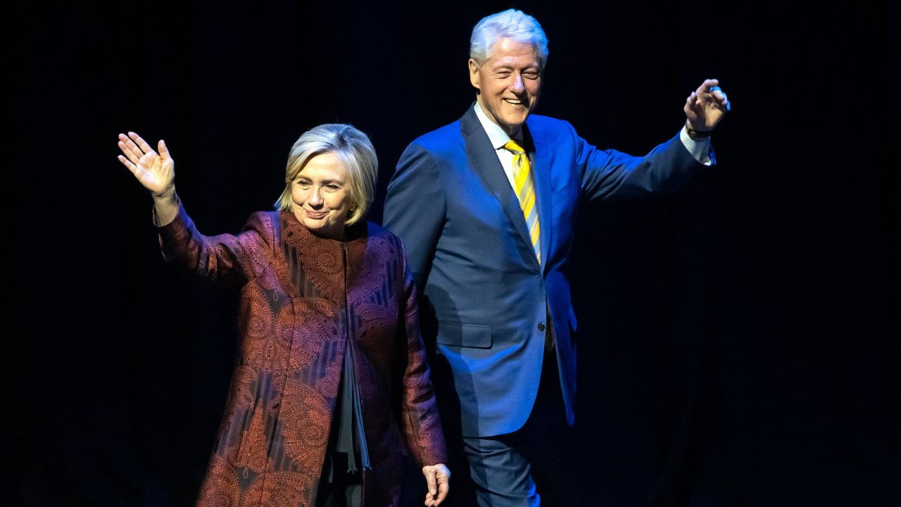 Scandalo Epstein, i Clinton ci ripensano e vanno al Congresso: deposizione a porte chiuse per evitare l’“oltraggio”