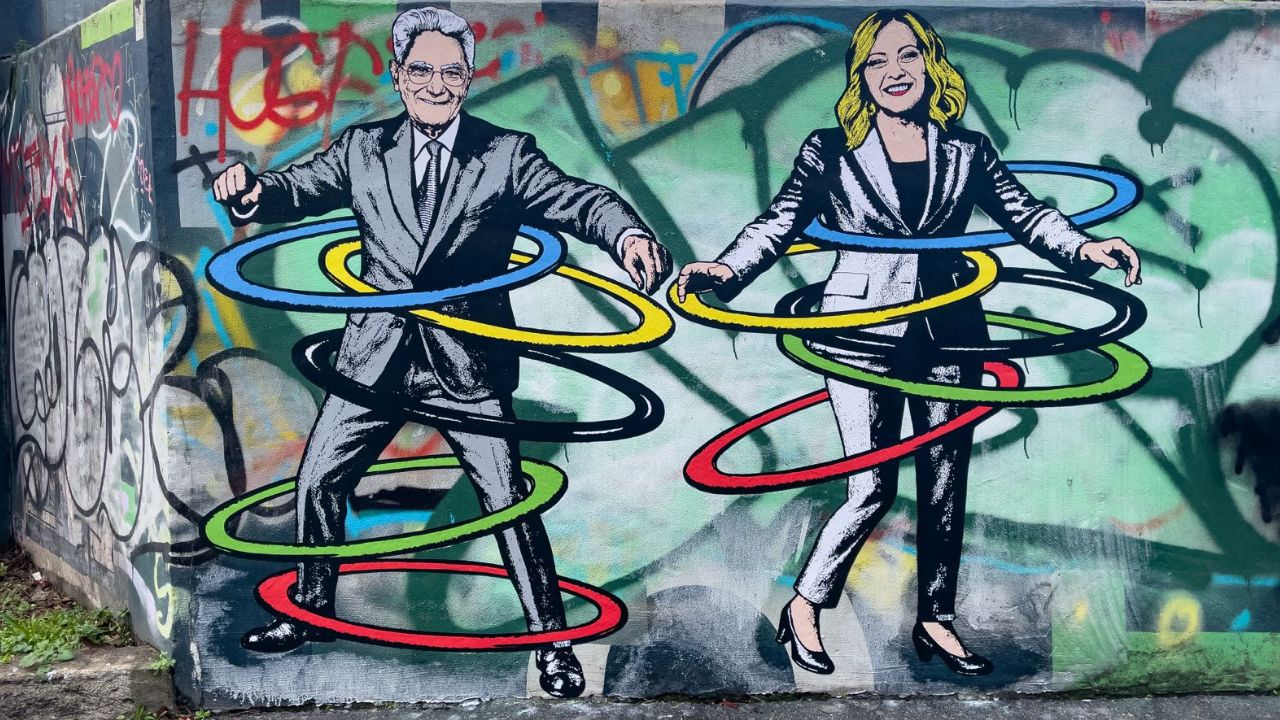Meloni, Mattarella e Trump nel murale olimpico di aleXsandro Palombo
