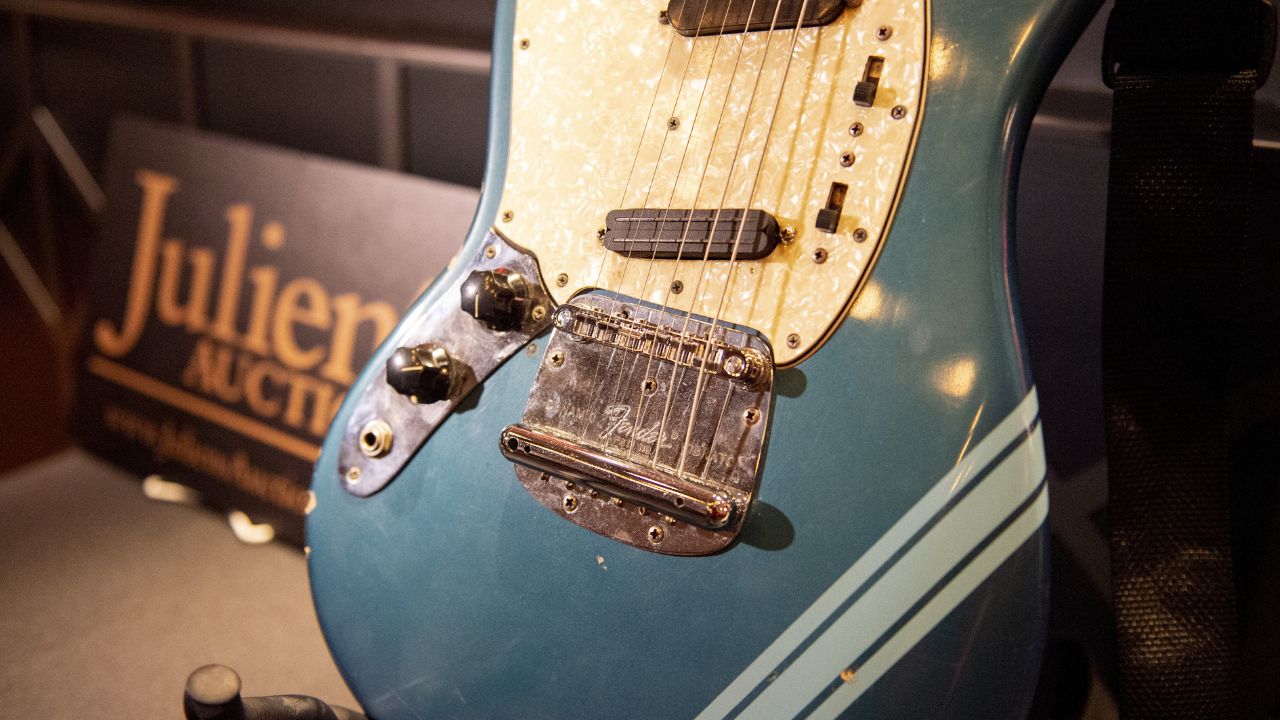 All’asta la chitarra di Kurt Cobain: a quanto ammonta la cifra?