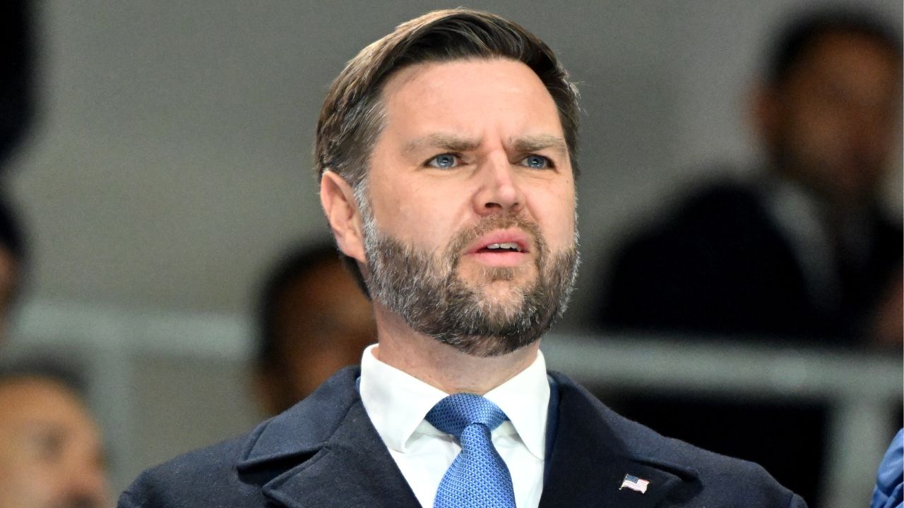 San Siro fischia JD Vance, ma l’America non lo sente: quando la tv spegne il dissenso