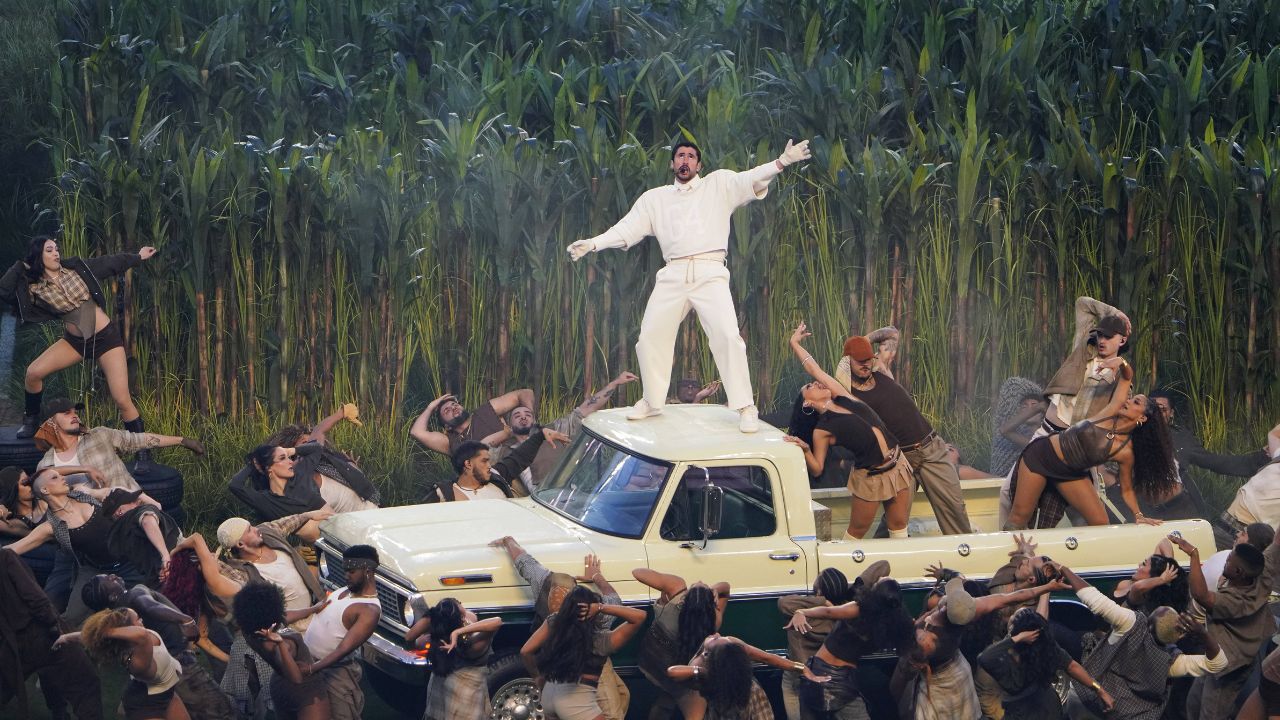 Il Super Bowl che ha fatto impazzire Trump: l’America multietnica in mondovisione e la bile del presidente