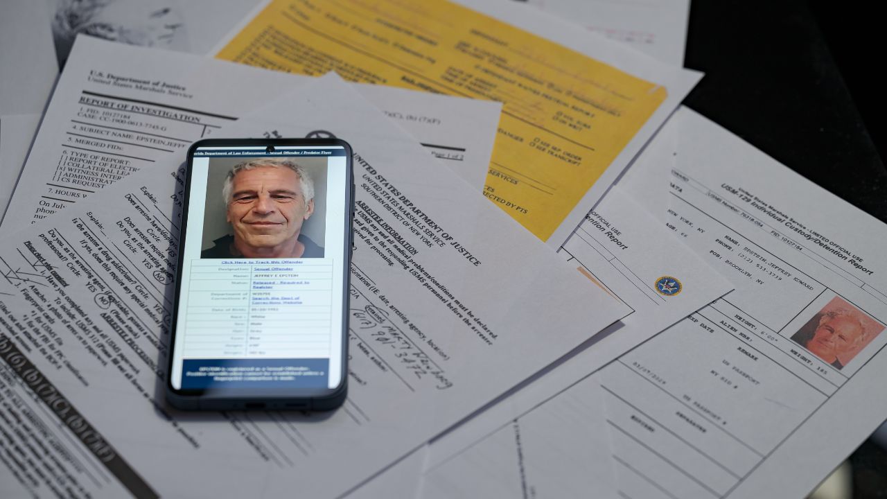 “Master, noi aspettiamo la bambina dalle belle caviglie”: negli Epstein Files spunta Eduardo Teodorani Fabbri, cugino di John Elkann