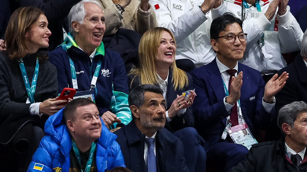 Meloni a Sanremo con Ginevra e ieri inquadrata alle Olimpiadi: la “doppia passerella” che accende la tv e spinge il referendum sulla giustizia