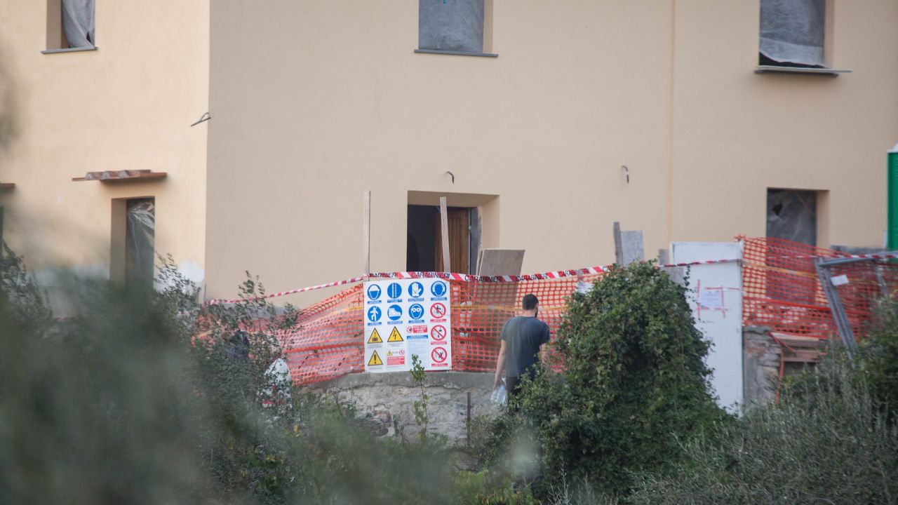 Scandicci, identificata la donna decapitata: coltello accanto al corpo e il cane a vegliarla, l’ombra dei delitti del Mostro torna a inquietare Firenze