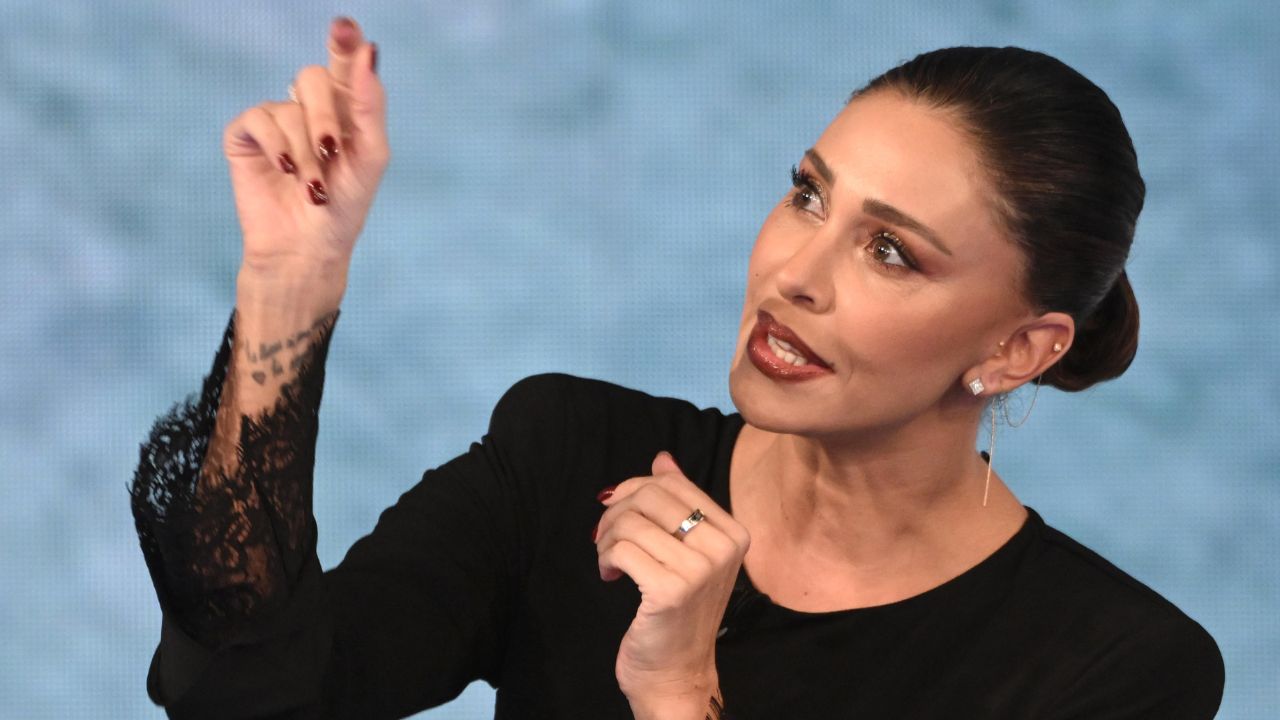 Belen, occhi al cielo e colpo basso a Stefano De Martino: «Qualcosa in più di lui? Guarda, ci vuole poco»