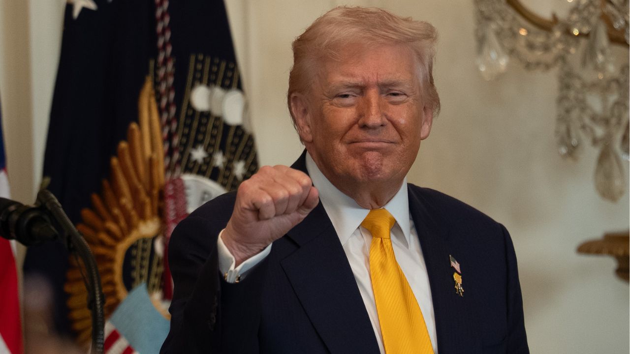 Trump show al Board of Peace: dalla battuta su Melania («le ho messo le mani addosso in ascensore») al presidente del Paraguay “giovane e bello” e intanto vuole “vigilare” sull’Onu