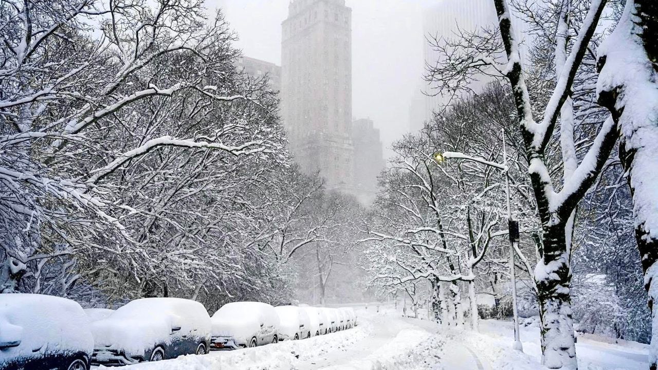 La tempesta “Hernando” paralizza New York: neve record, gelo estremo e città bloccata
