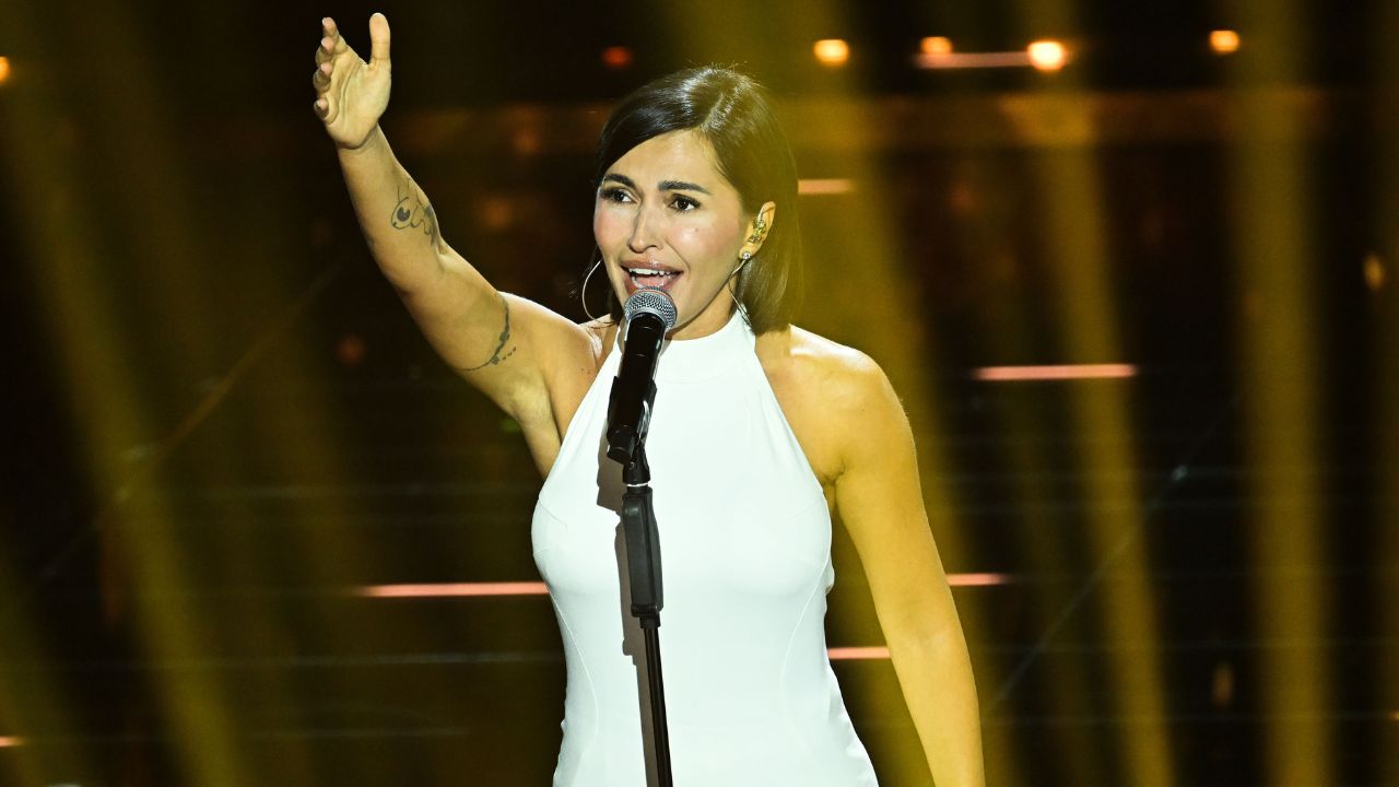 Ariston e telespettatori in lacrime: Maria De Filippis “sul palco” con le figlie Nicole e Serena Brancale