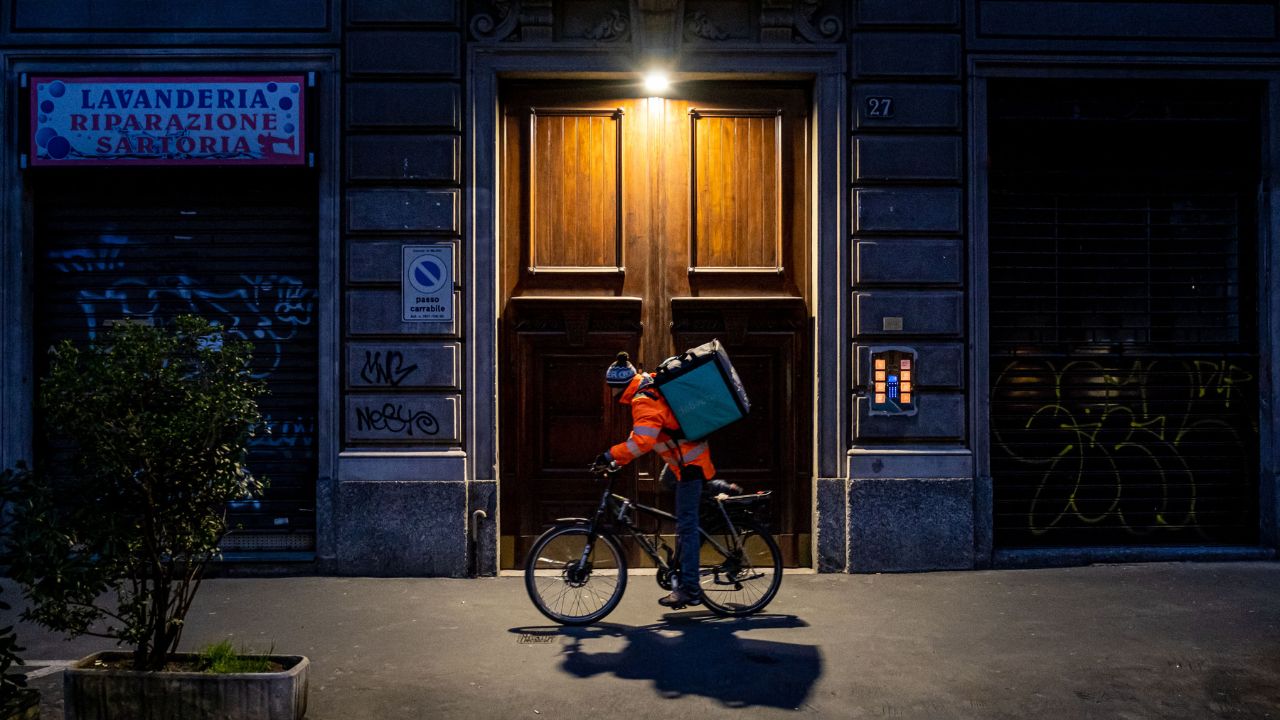 Rider sottopagati, bufera su Deliveroo. Misiani (Pd): «fatto gravissimo che non può lasciare indifferenti»