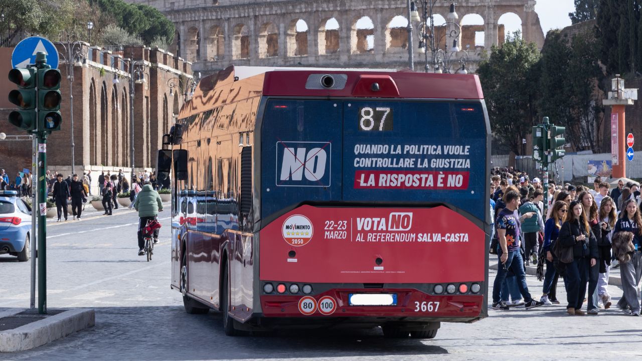 Referendum, il no avanza e nella maggioranza scoppia il nervosismo: sondaggi in calo, scommettitori contro e resa dei conti tra Lega e Forza Italia