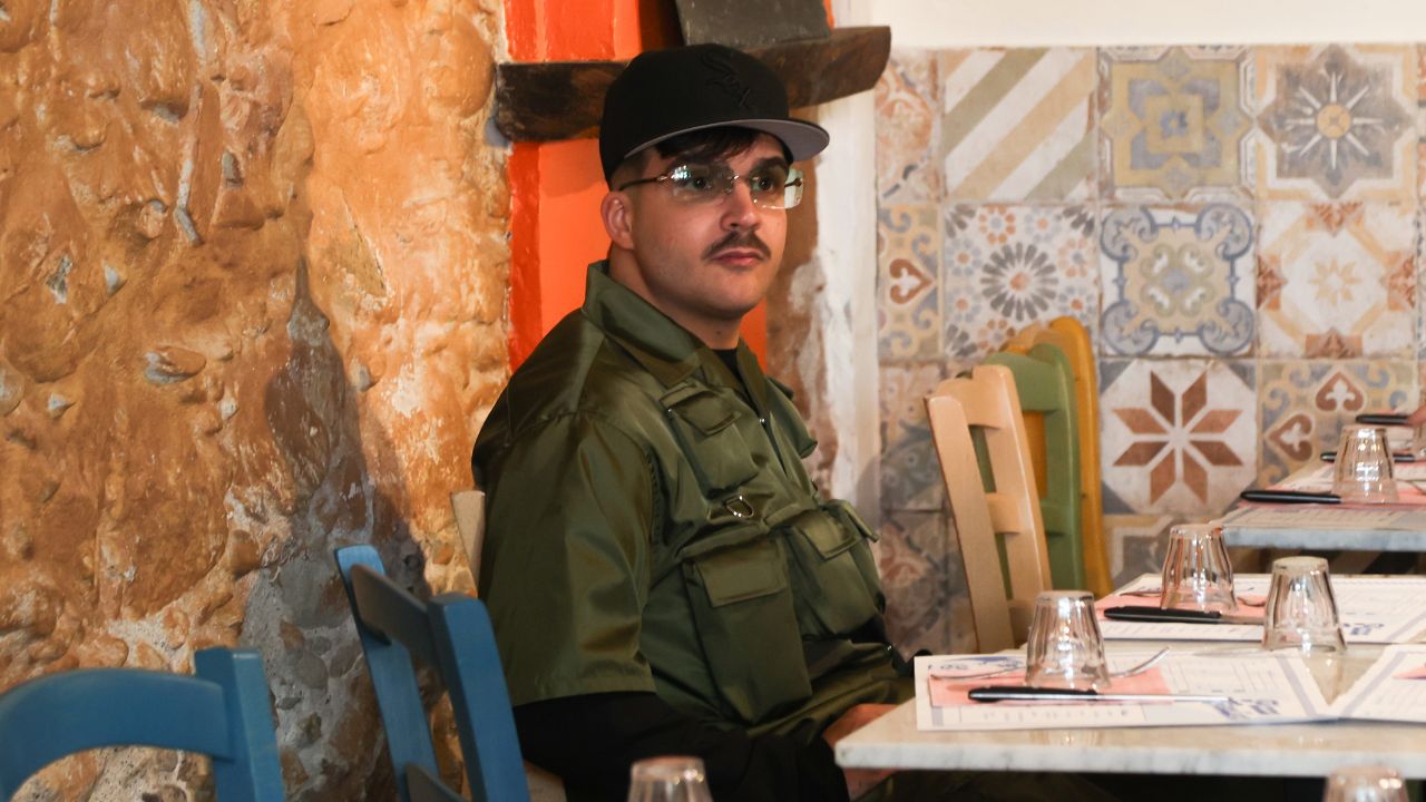 Il ristorante dei vip di Sanremo tra pesce fresco e caos da Festival: “Checco Zalone ama gli spaghetti ai ricci. Geolier prenota per 15 e arrivano in 40”