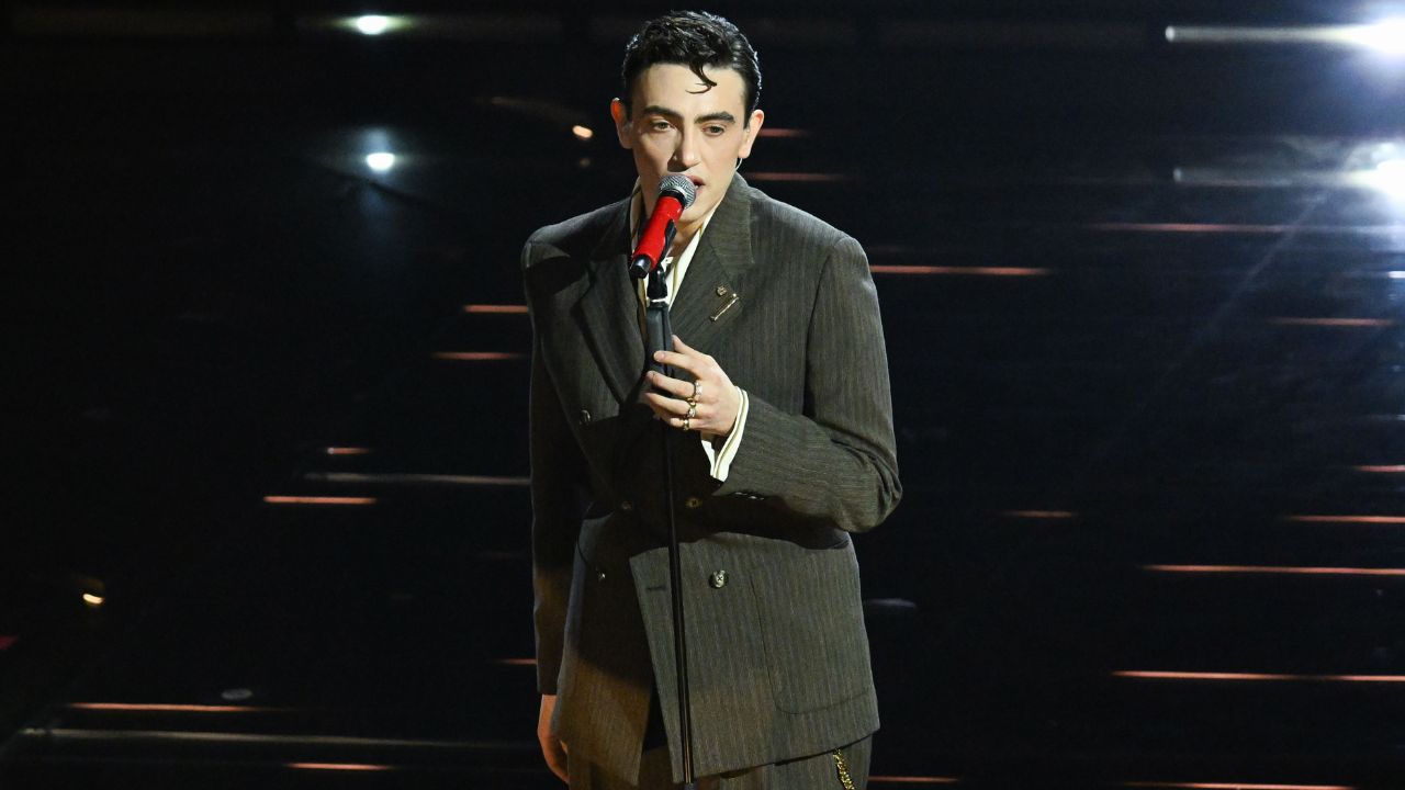 Disordine, famiglia e icone: il Sanremo “domestico” di Michele Bravi