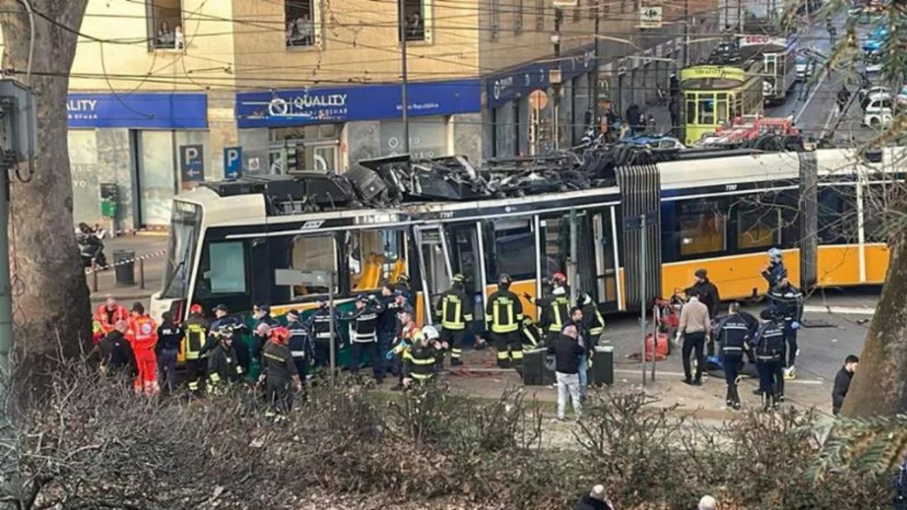 Milano, deraglia il tram della linea 9 in viale Vittorio Veneto: una decina di feriti, alcuni gravi e persone incastrate sotto il mezzo