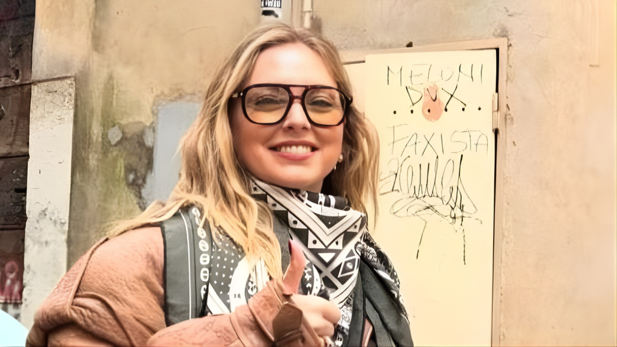 Chiara Ferragni posa davanti a “Meloni Dux fascista”, poi cancella la foto: svista o messaggio?